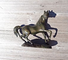 Jelzett bronz ló szobor