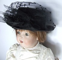 Aranyos kis fekete baba kalap virágos díszítéssel- antik baba öltöztetéséhez is használható