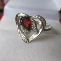 Szerelmes szív - ezüst gyűrű, csodaszép mélybordó gránát kővekkel 1,64 cm