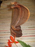 Kobra  afrikai fából   , éles szemekkel és éles fogokkal , 20 cm