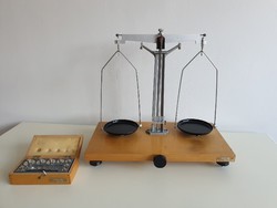 Retro régi precíziós labor mérleg mérlegsúlyokkal