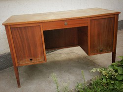 Régebbi nagyméretű íróasztal, 125  cm * 62,5 cm, térbe állítható    