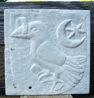 Kőfaragvány dombormű hollós Hunyadi címer carrarai márványból Corvin Mátyás