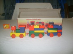 Játék fa vonat építőkockákból dobozában