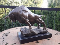 Monumentális bronz bika szobor