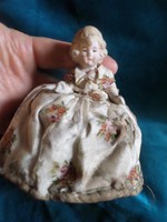 kb 10 cm-es , régi , porcelán baba eredeti , kissé sérült selyemruhájában .