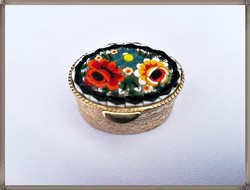 Murano üveg berakásos, virágcsokor mintás, aranyozott fém szelence