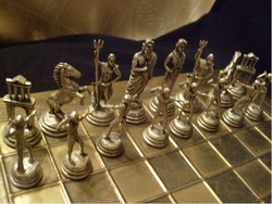 E1-34-27 Ezüstözött sakk fém mitológiai bábukkal fém táblával ritkaság ajándékozható leárazva eladó