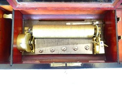Antik zenedoboz 6 melódiával cilinderes 19 század