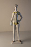 Hollóházi porcelán sportoló lány szobor csíkos dresszben