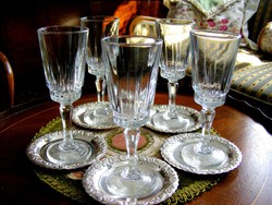 Gyönyörű, talpas, ünnepi kristály pohár készlet, 5 db, hozzá ezüstözött, vintage poháralátétek