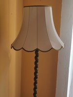 Kolóniál fa állólámpa lámpaernyővel