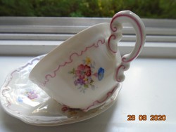 Pajzspecsétes dombormintás virágmintás Zsolnay kávés csésze alátéttel,rózsaszínű díszcsíkokkal