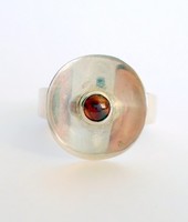 Különleges modern ezüst gyűrű gránát kővel díszítve