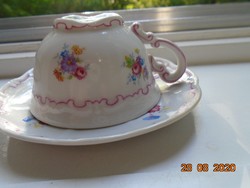Pajzspecsétes dombormintás virágmintás Zsolnay kávés csésze alátéttel,rózsaszínű díszcsíkokkal