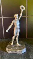 Babérkoszorús Bajnok, győztes férfi kisplasztika szobor