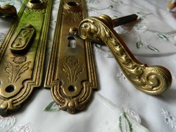 Antik míves réz ajtó kilincs, cimkével, zártakaróval