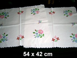 2 db Kalocsai virág mintával kézzel hímzett négyzet alakú terítő, méret a képen