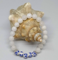 Fehér jáde és kék virágmintás kerámia gyöngy karkötő, 8 mm-s gyöngyökből