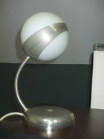 Formatervezett bauhaus stílusú asztali lámpa