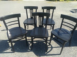 Fekete székek