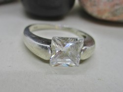 Szépséges ezüst gyűrű smaragd csiszolású  kővel