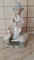 Antik, spanyol jelzett női szobor . Lányka ludakat etet, kézzel festett porcelán női alak