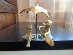 Régi réz szobor: csónakázó kacsa és béka esernyővel