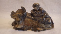 Bikán ülő majom zsírkő szobor