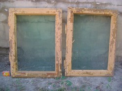 Két darab régi ablak szárny, keret üveg nélkül