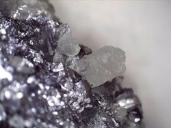 Kalcit kristályok a galenit anyakőzeten - természetes ásvány kombináció