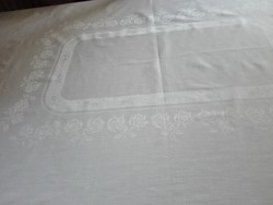 Fehér, damaszt asztalterítő, 125 x 145 cm 
