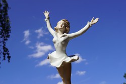 Wallendorf német porcelán korcsolyázó lány jégtáncos táncos műkorcsolyázó hölgy 26 cm magas 