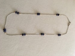 Ezüst nyaklánc-nyakék lapis lazuli és aranyozott gömbökkel