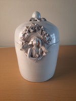 Morvay Zsuzsa: Fedeles figurális kerámia edény, keksztartó, doboz