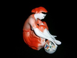Nagyon ritka piros ruhás pihenő lány virágkosárral Arpo porcelán