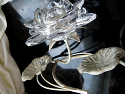 Shabby lótusz, tavirózsa kristály gyertyatartó, mécsestartó réz levelekkel