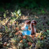 Báli ruhás mókuslány - román retro porcelán figura - mókus kék dresszben