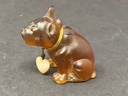 Vintage cseh miniatür üveg Francia Bulldog, csontból készült szívvel a nyakörvén