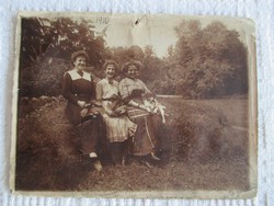 Három fiatal hölgy parkban, kiskutyával: amatőr fotó 1910-ből, kartonra ragasztva.