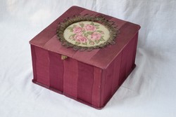 Régi rózsás gobelin díszítésű selyem varró ékszeres kendő tartó dísz doboz 19,5 x 19,5 x 12,5 cm