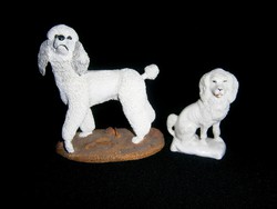2 db porcelán/kerámia Uszkár kutya: egyik a Goebel Saphír kollekció darabja, a másik jelzett német