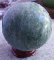 Természetes Xiuyan jáde gömb, átmérő 52,3 mm