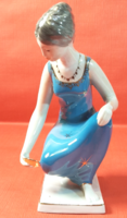 Nagyon ritka festésű Drasche vizet merítő lány porcelán figura