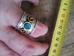Smaragdköves, izraeli, széles ezüst gyűrű, aranyozással