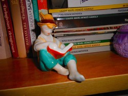  Hollóházi   porcelán figura -olvasó fiú
