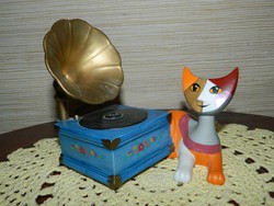 Goebel zenélő macska:Luisa és a gramofon