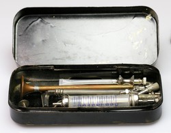 Antik orvosi műszerek vizsgáló eszközök fecskendő fém dobozban