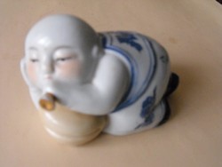 Furulyázó, fekvő kis buddha, porcelán