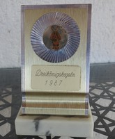 Dreikönigskegeln 1987 award on a marble plinth